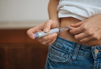 women-injecting-weight-loss-drug